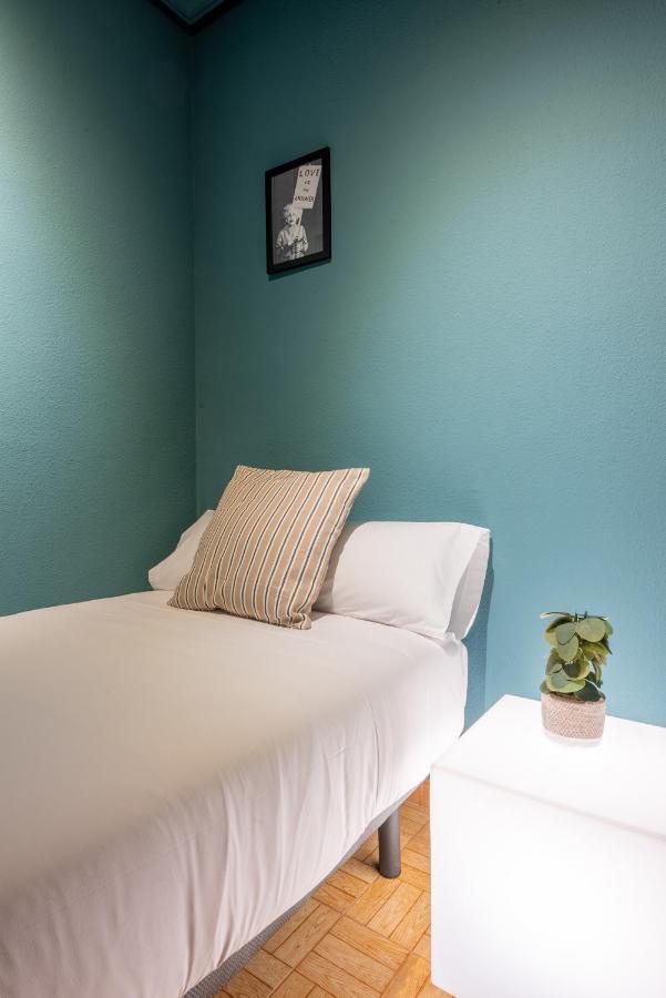 Ideal Hostel Мадрид Экстерьер фото